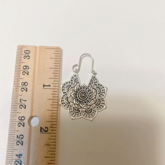 #895 Anthro antique silver flower earrings - Picture 4 of 5